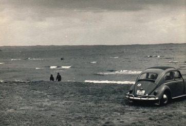 VED STRANDEN - LYSTRUP STRAND, to mennesker på en strand, med tysk folkevogn.